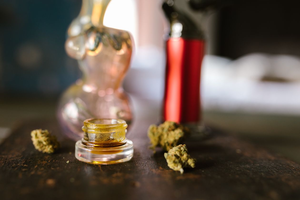 Fleurs vs hash CBD : fleurs séchées et résine sur une table en bois