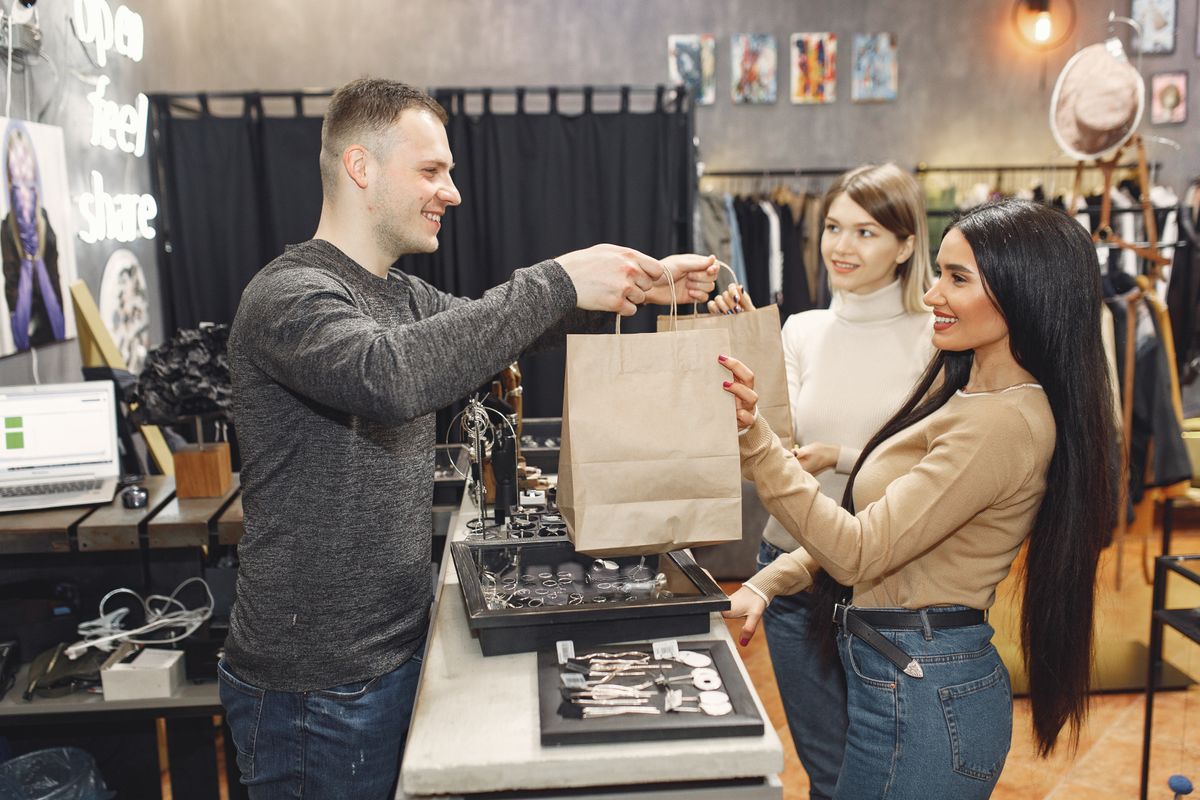Vendeur conseillant un client dans une boutique de CBD