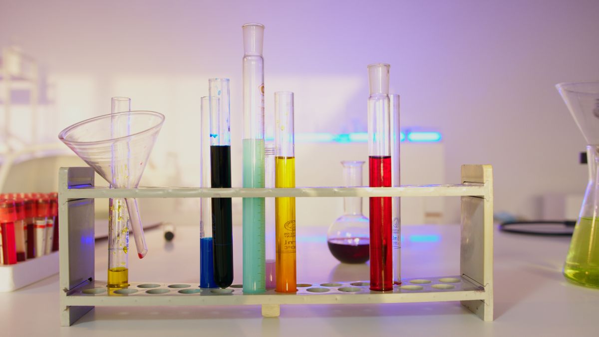 Tubes à essai dans un laboratoire d'analyse de produits CBD