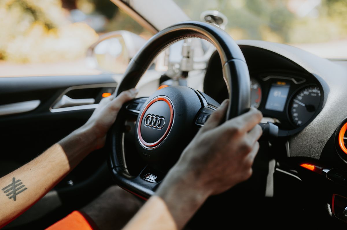 Volant et tableau de bord d'une voiture, illustrant le CBD et la conduite